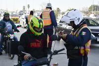 Acompañantes de motociclistas tendrán que portar casco