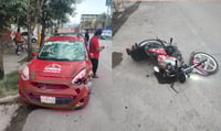 Motociclista ebrio choca contra taxi en el Centro de Gómez Palacio; circulaba en sentido contrario