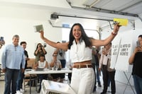 Betzabé, 'contenta' por ejercer su derecho al voto