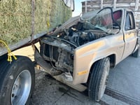 Camioneta se impacta contra tráiler cargado con pacas en Gómez Palacio