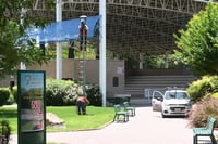 Modernizarán alumbrado en Parque Fundadores y ampliarán horario hasta las 11 de la noche