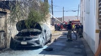 Se incendia el patio de un domicilio y alcanza auto estacionado en Torreón