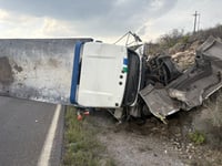 Vuelca grúa en la carretera a Monclova; el conductor resultó lesionado