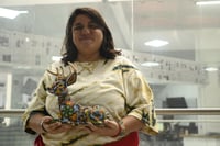 Artista Leyla Brashka trabaja con el pueblo wixárika