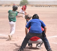 Viven emocionantes duelos en la Liga de Beisbol de Empleados y Profesionistas