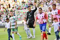 Realizan en el Corona partido de homenaje a Oswaldo Sánchez, abuchean a Aleco Irarragorri
