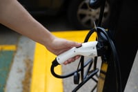 ¿A cuánto equivale el beneficio por los vehículos eléctricos en el medio ambiente?