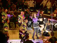 Noche lluviosa se convierte en una de ‘lentejuelas’ en Gómez con Gloria Trevi