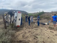 Vuelca camioneta al tomar una curva a alta velocidad; hay 4 lesionados