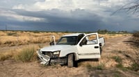 Vehículo cae en zanja en Matamoros; un joven resulta lesionado