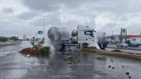 Operador de tráiler doble remolque se sube al camellón central del Periférico