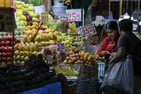 Inflación desacelera en México: frutas y electricidad alivian precios