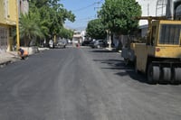 Rehabilitan la Calle 25 en el fraccionamiento Filadelfia en Gómez Palacio