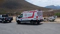 Vuelca acelerada joven su vehículo en la carretera antigua a Monclova