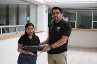 Desarrollo Social entrega hule gratuito para viviendas