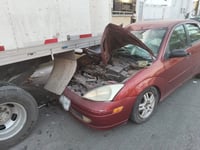 Abandonan vehículo tras chocar contra un camión de carga en Gómez Palacio