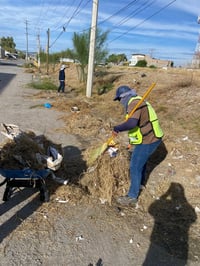 Llevan jornada de limpieza a vialidad en Gómez Palacio