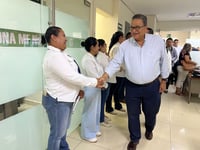 Supervisa Javier Guerrero avances en reparación del IMSS de Monclova