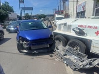 Choca auto contra remolque de Cruz Roja, los daños son por 55 mil pesos