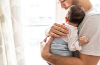 Histórica resolución judicial: declaran inconstitucional trato desigual en licencias de paternidad y maternidad