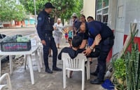 Joven pierde el conocimiento en la vía pública y policías de Torreón lo auxilian