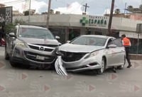 Conductora se pasa semáforo en rojo y choca con una camioneta en el Centro de Torreón