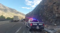 Vuelca tráiler en la Carretera Federal 57 en su tramo de Arteaga