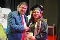 Alcalde de Lerdo acompaña a graduados de primera generación del CECyTE de Nazareno