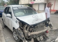 Camioneta se pasa un rojo y choca taxi en el Centro dé Gómez Palacio
