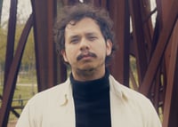 Regiomontano Rubén Esparza gana Premio de Poesía Vaso Roto