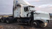 Vuelca tráiler cargado con refrescos sobre la carretera Gómez Palacio-Durango
