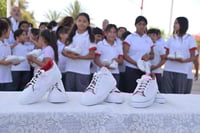 Entregan calzado gratuito a alumnos