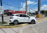 Se le truena una llanta y termina sobre el camellón en Gómez Palacio