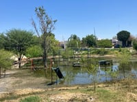 Fraccionamiento Lagos de Torreón permanece encharcado por las lluvias y aguas negras