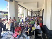 Mujeres abarrotan sede del Palacio Federal en Torreón para incorporarse a la Pensión del Bienestar