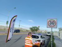 Consolidan corredor escolar en la avenida Juárez, instalan señalamientos homologados de velocidad