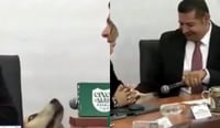 Gobernador de Puebla lleva a su perro 'Tommy' a reunión | VIDEO