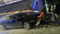 Joven y ebrio conductor choca contra puesto de hamburguesas y un tejabán, fue detenido