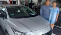 Despojan con violencia a joven de su automóvil