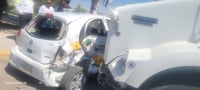 Choque entre automóvil y tractocamión en el bulevar Ejército Mexicano deja solo daños materiales