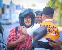 Entregan cascos de seguridad a motociclistas; suman 500 en lo que va de 2025