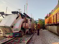Tren choca a tráiler y lo arrastra más de 250 metros
