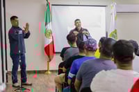Capacitan a motociclistas con discapacidad auditiva