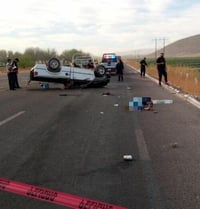 Fuerte volcadura en la carretera Durango-Gómez Palacio deja dos jóvenes muertos