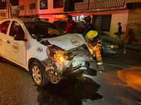 Taxi y auto particular protagonizan aparatoso accidente en Gómez Palacio