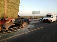 Choque entre camioneta y tráiler deja tres muertos en Mapimí