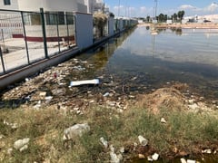Fotografía Se acumulan aguas negras entre nuevo hospital del ISSSTE y el General de Torreón