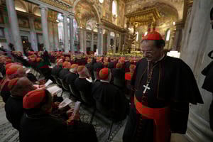 Cardenales rezan ante la tumba del papa Francisco en la basílica de Santa María la Mayor de Roma
