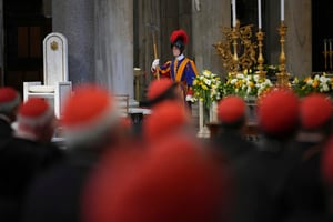 Cardenales rezan ante la tumba del papa Francisco en la basílica de Santa María la Mayor de Roma
