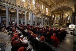 Cardenales rezan ante la tumba del papa Francisco en la basílica de Santa María la Mayor de Roma